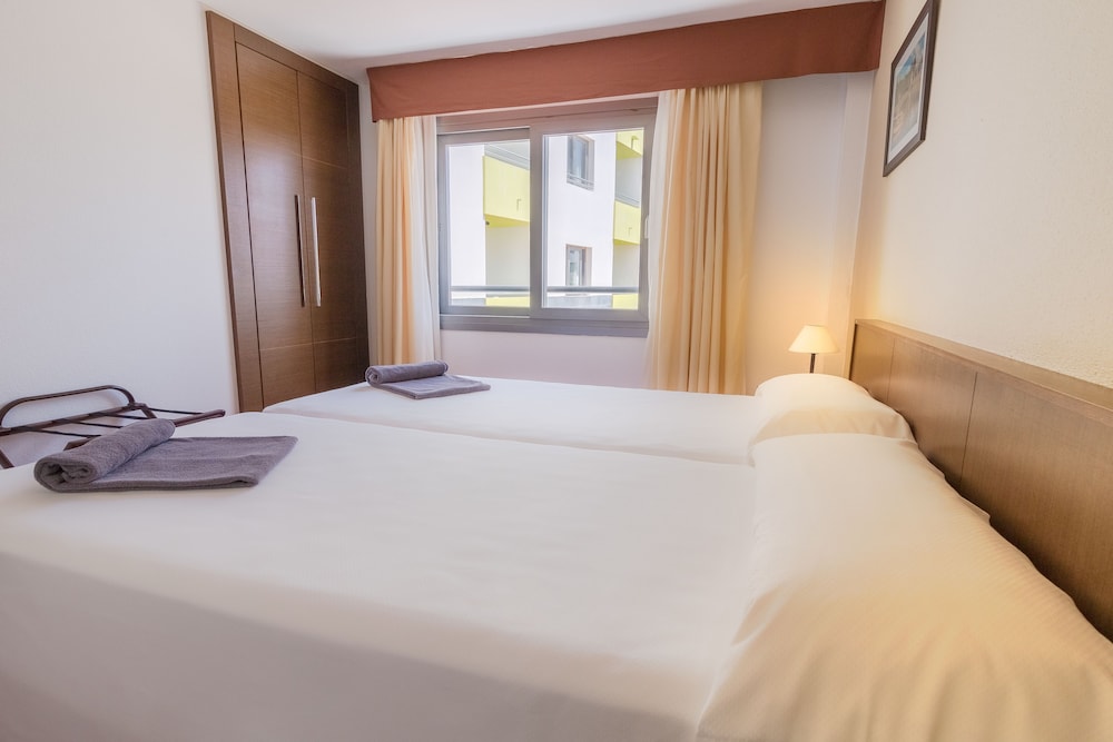 Habitación doble Premium Sofá Cama incluido 2 Camas individuales Normal del hotel LIVVO Corralejo Beach. Foto 4