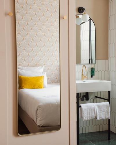 Habitación Clásica del hotel Artemisia Montmartre. Foto 17