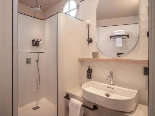 Habitación Triple Executive con 3 camas individuales del hotel Louison
