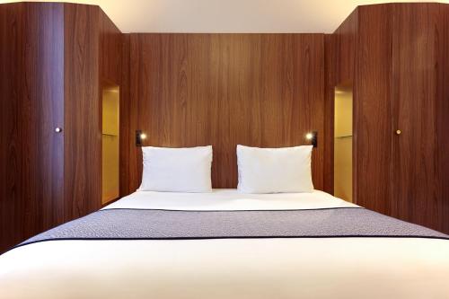 Habitación Premium con cama extragrande y vistas a la ciudad del hotel Holiday Inn Paris Gare de Lyon Bastille. Foto 7