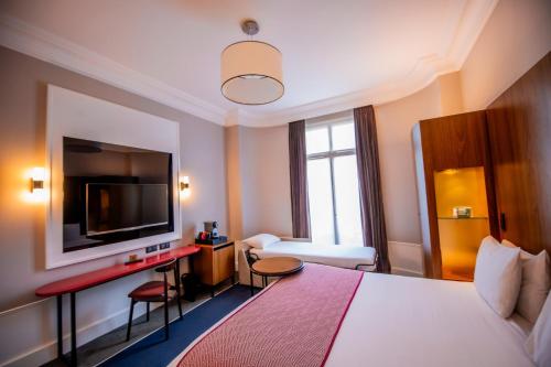 Habitación Premium con vistas a la ciudad y sofá cama individual - 1 cama extragrande del hotel Holiday Inn Paris Gare de Lyon Bastille. Foto 3