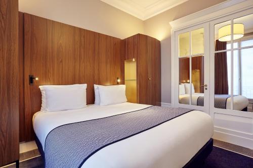 Habitación Estándar con cama extragrande y nevera pequeña del hotel Holiday Inn Paris Gare de Lyon Bastille. Foto 2