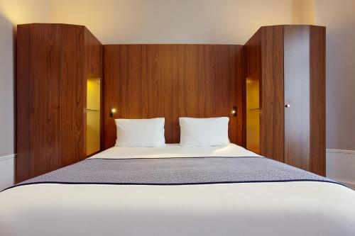 Habitación Estándar con cama extragrande y nevera pequeña del hotel Holiday Inn Paris Gare de Lyon Bastille. Foto 7