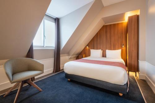 Habitación Prémium con cama grande y nevera pequeña del hotel Holiday Inn Paris Gare de Lyon Bastille. Foto 4