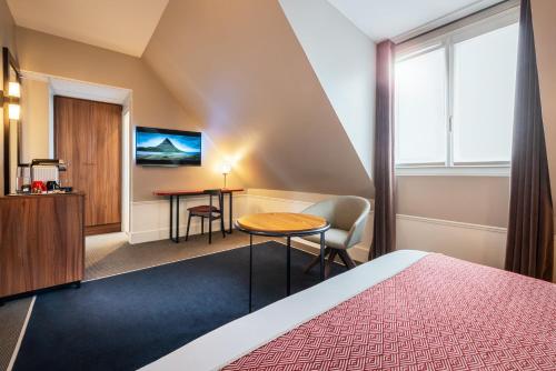 Habitación Prémium con cama grande y nevera pequeña del hotel Holiday Inn Paris Gare de Lyon Bastille. Foto 5
