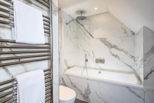 Habitación Prémium con cama grande y nevera pequeña del hotel Holiday Inn Paris Gare de Lyon Bastille. Foto 8