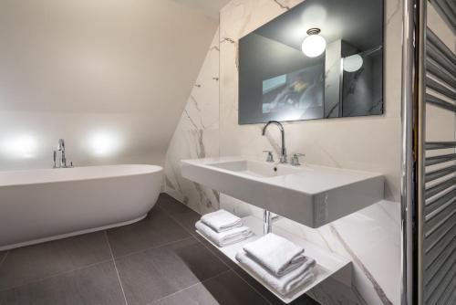 Suite con cama extragrande, sofá cama y vistas a la ciudad del hotel Holiday Inn Paris Gare de Lyon Bastille. Foto 3
