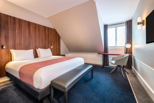 Suite con cama extragrande, sofá cama y vistas a la ciudad del hotel Holiday Inn Paris Gare de Lyon Bastille. Foto 4