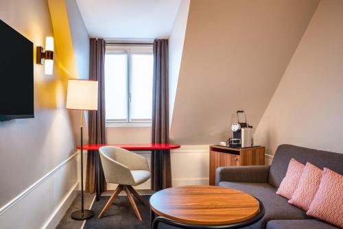 Suite con cama extragrande, sofá cama y vistas a la ciudad del hotel Holiday Inn Paris Gare de Lyon Bastille. Foto 5