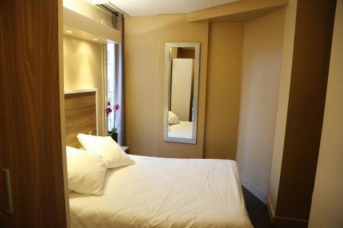 Habitación Doble Básica con ducha del hotel Grand Nouvel Opera. Foto 3