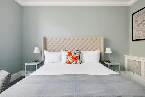 Habitación con cama extragrande. del hotel The Abbey Notting Hill. Foto 4