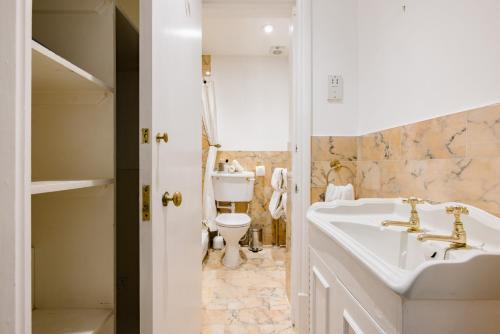 Habitación Doble - Planta baja del hotel The Abbey Notting Hill. Foto 5