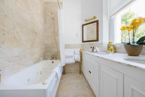 Habitación Doble Deluxe - 1 o 2 camas del hotel The Abbey Notting Hill. Foto 7