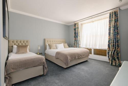 Planta baja - Habitación Familiar Estándar del hotel The Abbey Notting Hill. Foto 1