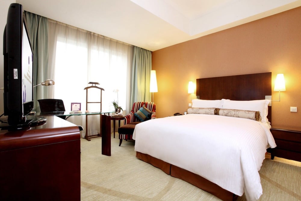 Habitación Superior con 1 cama queen size del hotel Grand Mercure Beijing Central. Foto 1