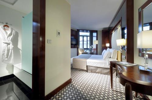 Habitación Doble Deluxe del hotel Eurostars Gran Vía. Foto 1