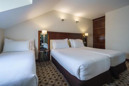 Habitación Doble con cama supletoria del hotel Eurostars Gran Vía. Foto 1