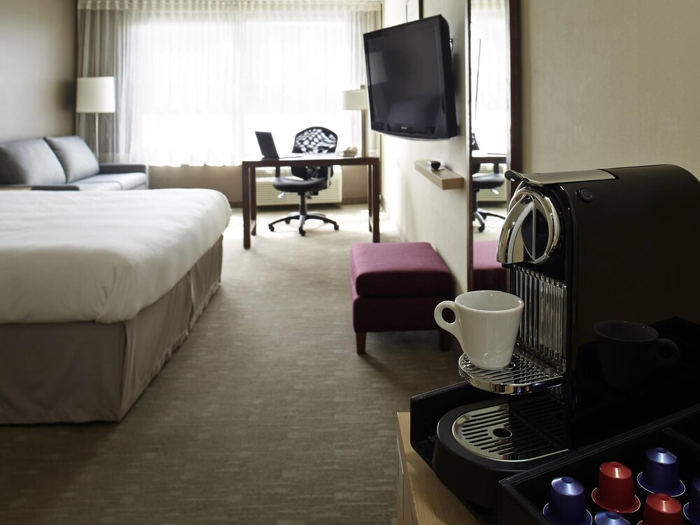 Habitación ejecutiva con 1 cama king size y 1 sofá cama del hotel Novotel Montreal Aeroport