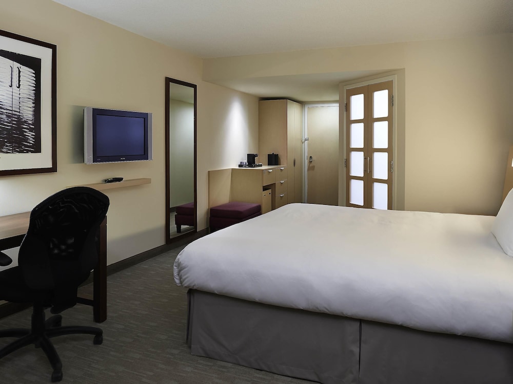 Habitación Superior con cama king size del hotel Novotel Montreal Aeroport