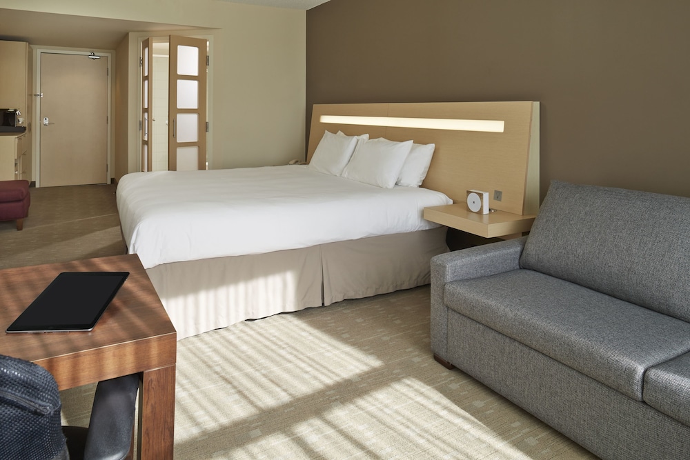 Habitación Superior con cama king size del hotel Novotel Montreal Aeroport. Foto 1