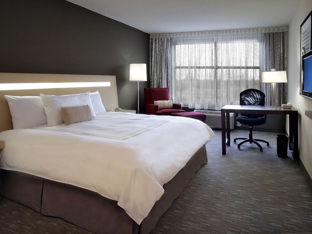 Habitación Superior con cama king size del hotel Novotel Montreal Aeroport. Foto 2