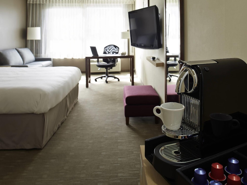 Habitación ejecutiva con 1 cama king size y 1 sofá cama del hotel Novotel Montreal Aeroport