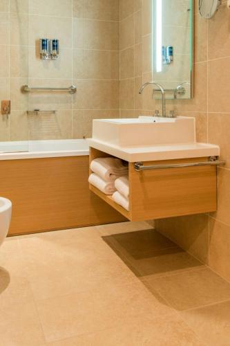 Habitación Clásica con cama extragrande del hotel Four Points by Sheraton Venice Mestre. Foto 1