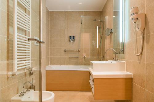 Habitación Deluxe con cama extragrande del hotel Four Points by Sheraton Venice Mestre. Foto 1