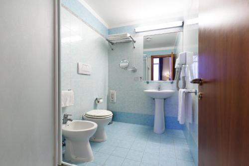 Habitación Doble Clásica - 1 o 2 camas del hotel Paris. Foto 13