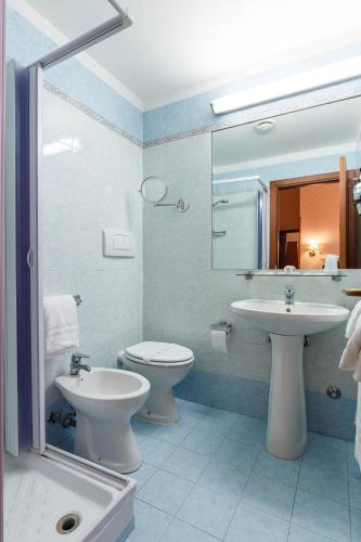 Habitación Triple Confort del hotel Paris. Foto 16