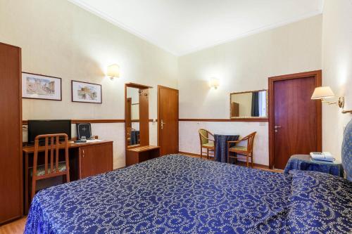 Habitación Triple Confort del hotel Paris. Foto 17