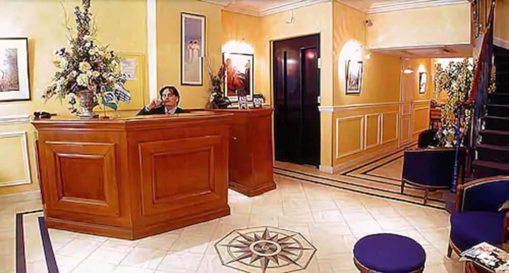 Habitación triple del hotel Unic Renoir Saint Germain. Foto 4