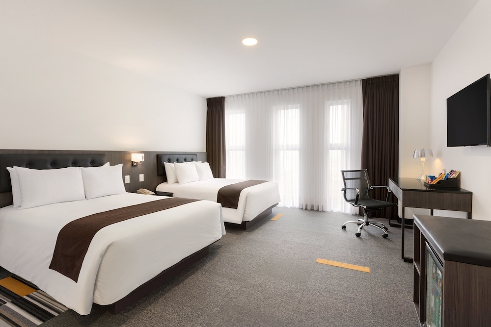 Habitación superior doble, 2 camas dobles, no fumadores del hotel Wyndham Costa del Sol Aeropuerto de Lima. Foto 1