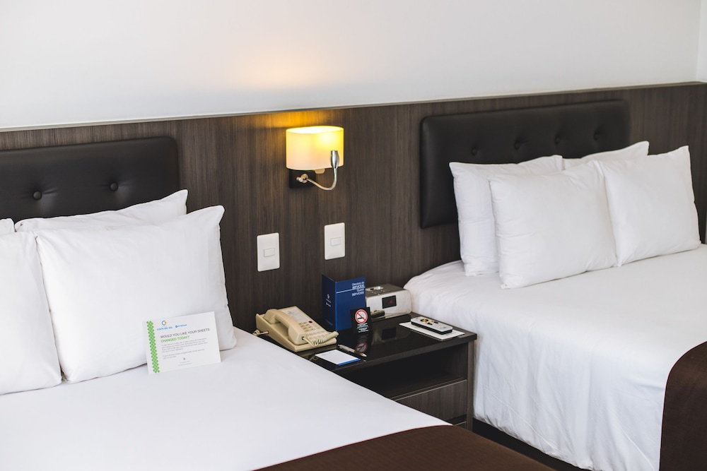 Habitación superior doble, 2 camas dobles, no fumadores del hotel Wyndham Costa del Sol Aeropuerto de Lima. Foto 2