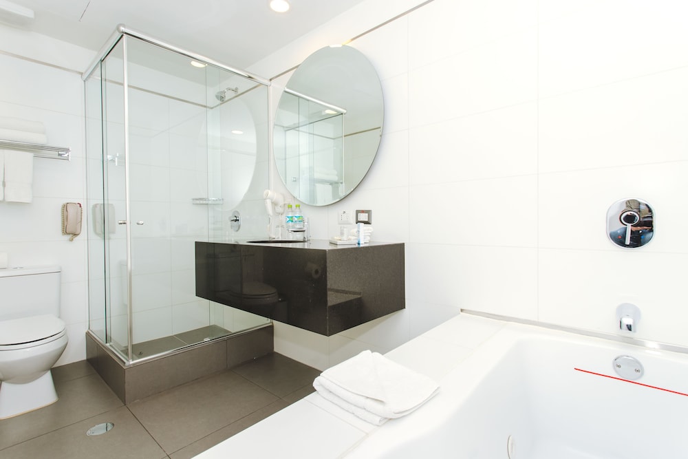 Habitación superior doble, 2 camas dobles, no fumadores del hotel Wyndham Costa del Sol Aeropuerto de Lima. Foto 5
