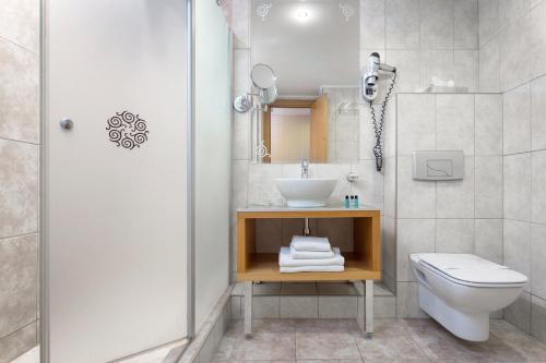 Habitación Doble Superior con cama supletoria del hotel Marmara Budapest. Foto 4