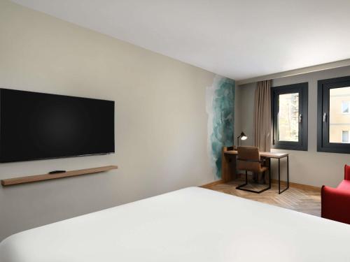 Habitación Doble Superior con sofá del hotel Ibis Budapest Heroes Square. Foto 4