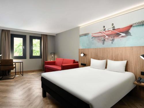 Habitación Doble Superior con sofá del hotel Ibis Budapest Heroes Square. Foto 5