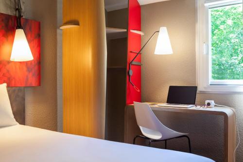 Habitación Estándar - 2 camas individuales del hotel Ibis Budapest Heroes Square. Foto 3