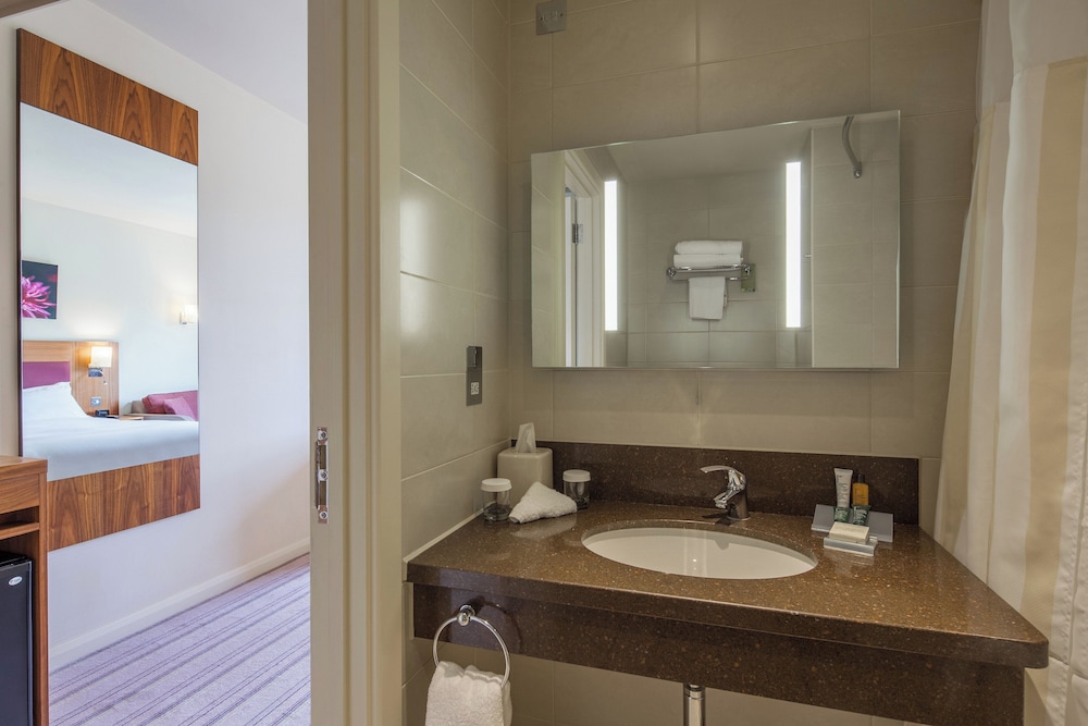 Habitación estándar, 1 cama de matrimonio del hotel Hilton Garden Inn Luton North, United Kingdom. Foto 9