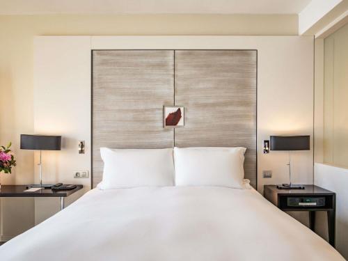 Habitación de lujo - 1 cama extragrande del hotel Sofitel Brussels Europe. Foto 1