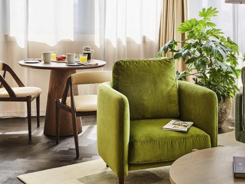 One - Bedroom Prestige King Suite with Separate Living Area del hotel Sofitel Brussels Europe. Foto 4