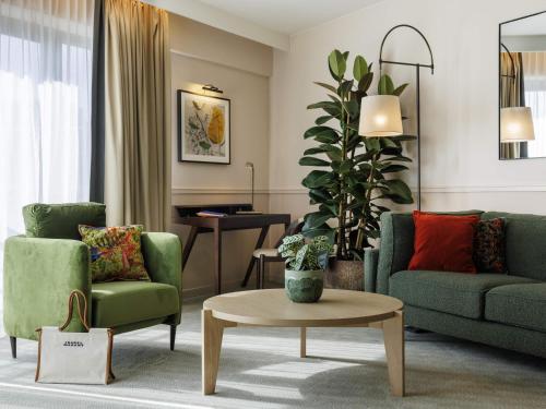 One - Bedroom Prestige King Suite with Separate Living Area del hotel Sofitel Brussels Europe. Foto 7