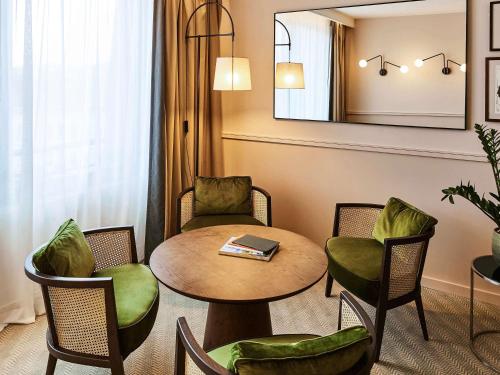 One - Bedroom Junior King Suite with Separate Living Area del hotel Sofitel Brussels Europe