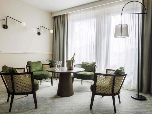 One - Bedroom Junior King Suite with Separate Living Area del hotel Sofitel Brussels Europe. Foto 3
