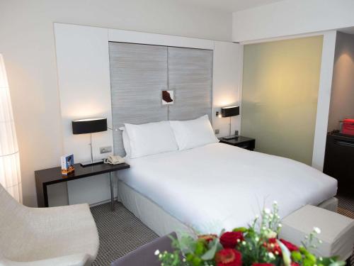 Habitación Superior con cama extragrande del hotel Sofitel Brussels Europe. Foto 1