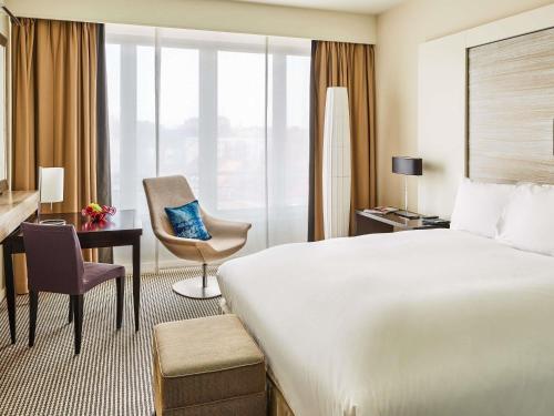 Habitación Clásica con cama extragrande del hotel Sofitel Brussels Europe. Foto 2