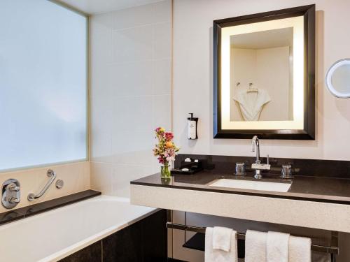 Habitación de lujo - 1 cama extragrande del hotel Sofitel Brussels Europe. Foto 4