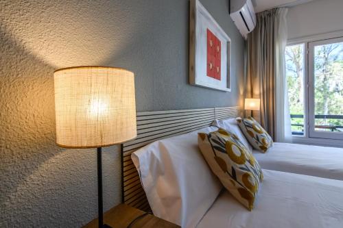 Habitación Triple con balcón del hotel Don Diego by Ĥ