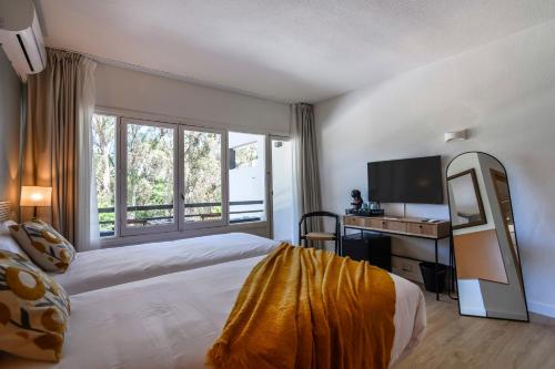 Habitación Triple con balcón del hotel Don Diego by Ĥ. Foto 5
